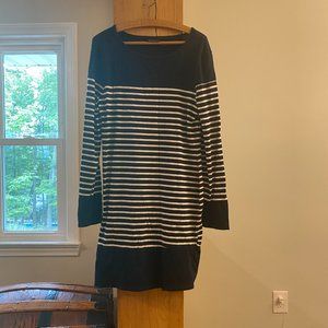 Casual, long sleeved Introspect dress